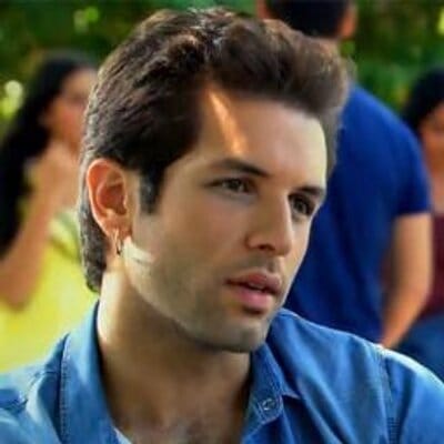 Vatanım Sensin Spiros Kimdir?