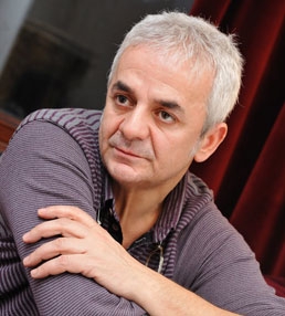 Bir Deli Sevda Faruk Kimdir?