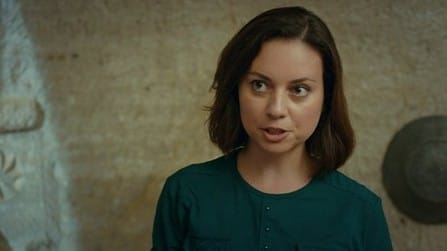 Aşk Ve Mavi Servet Kimdir?