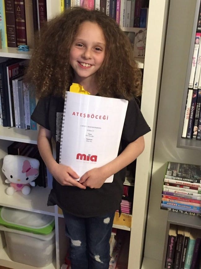 Ateş Böceği Çiçek Kimdir?