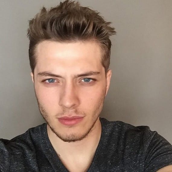 Kırgın Çiçekler Ali Kimdir?