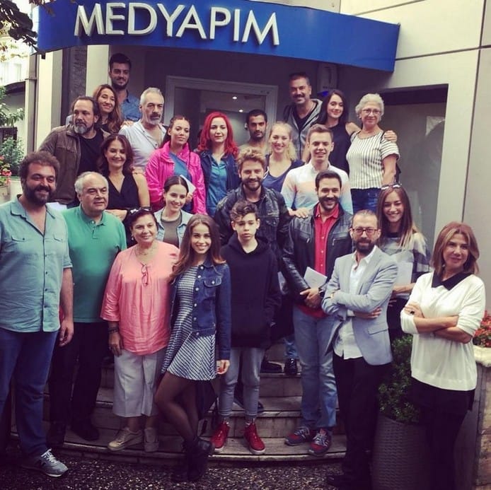 Komşular Dizisi Oyuncuları Konusu